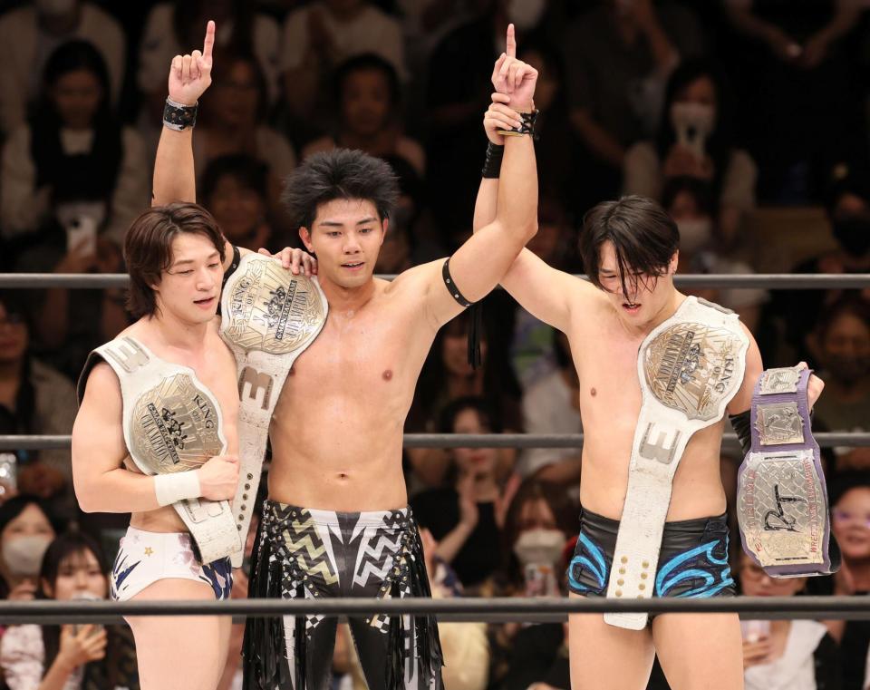 　ポーズを決める（左から）上野勇希、武知海青、Ｔｏ-ｙ（撮影・石井剣太郎）