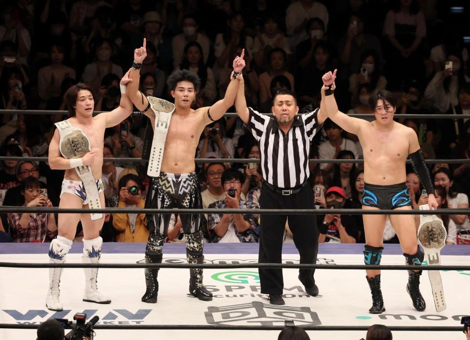 　試合に勝利した（左から）上野勇希、武知海青、（一人置いて）Ｔｏ-ｙ（撮影・石井剣太郎）