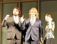 　歌舞伎町で公開記者会見を行った（左から）ウルフ・アロン、棚橋弘至、ゲストの竹内朱莉