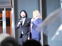 　雨が降る中、新宿・歌舞伎町で１・４東京ドーム大会に関する公開記者会見を行ったウルフ・アロン（左）、棚橋弘至