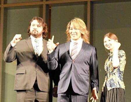 　歌舞伎町で公開記者会見を行った（左から）ウルフ・アロン、棚橋弘至、ゲストの竹内朱莉