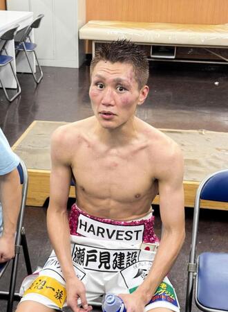 　再起戦で判定勝ちし、珍しいダブルノックダウンの場面を振り返る小国以載