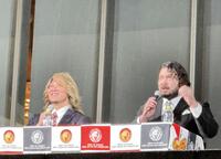 　雨が降る中、新宿・歌舞伎町で１・４東京ドーム大会に関する公開記者会見を行った棚橋弘至（左）、ウルフ・アロン