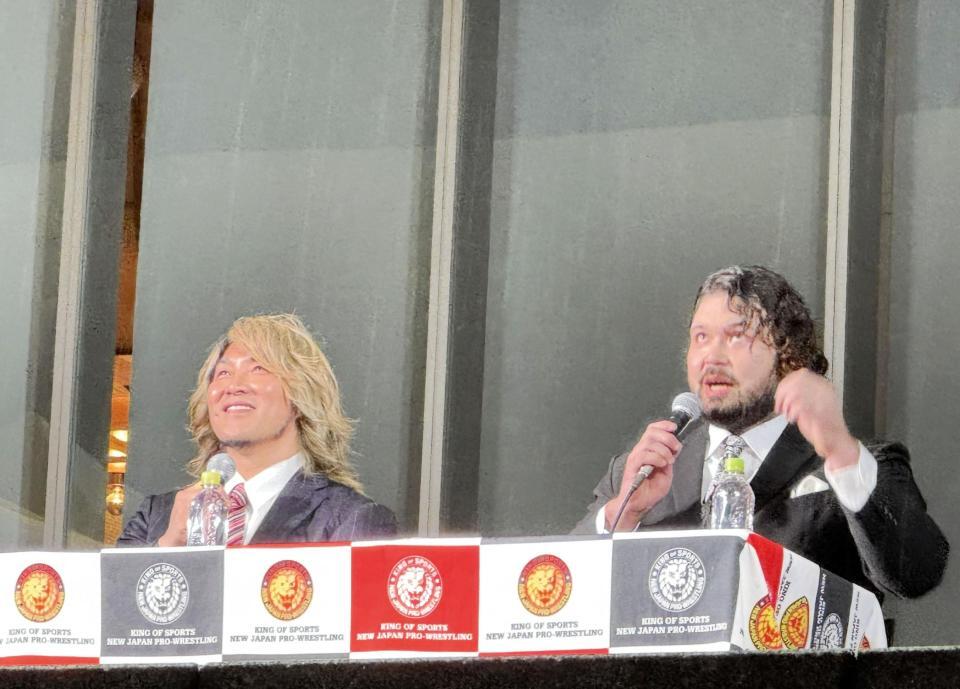 　雨が降る中、新宿・歌舞伎町で１・４東京ドーム大会に関する公開記者会見を行った棚橋弘至（左）、ウルフ・アロン