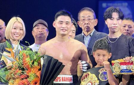 　引退セレモニーを行った京口紘人（中央）