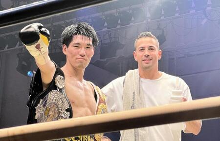 　スーパーウエルター級でアジア２冠王者となった豊嶋亮太（左）
