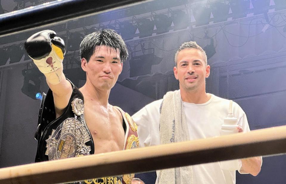 　スーパーウエルター級でアジア２冠王者となった豊嶋亮太（左）