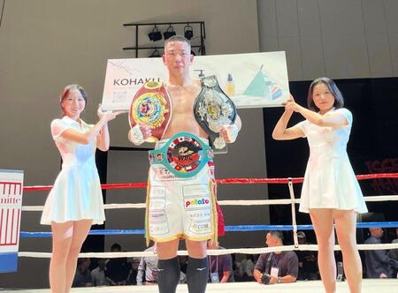 　ミドル級３冠を達成した国本陸（中央）