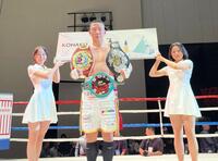 　ミドル級３冠を達成した国本陸（中央）