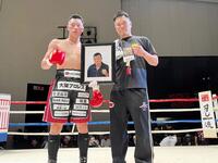 　父に捧げる勝利を飾った川渕一統（左）