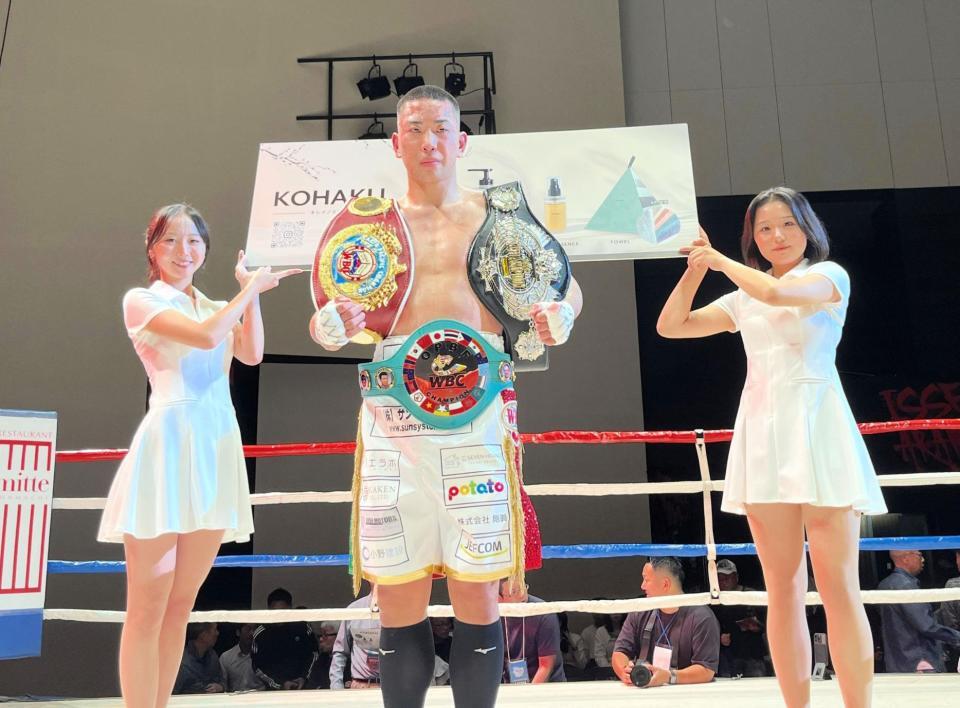 　ミドル級３冠を達成した国本陸（中央）