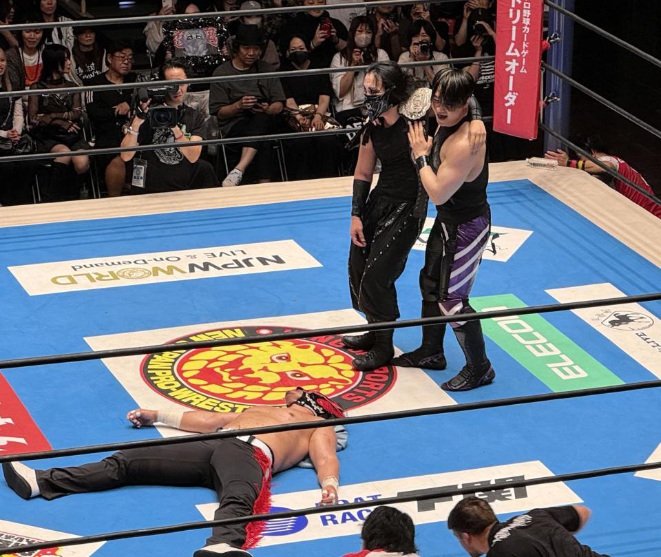 　無法ファイトに沈んだエル・デスペラード（左）と王座に返り咲いたＤＯＵＫＩにベルトを掛けるＳＨＯ（右）