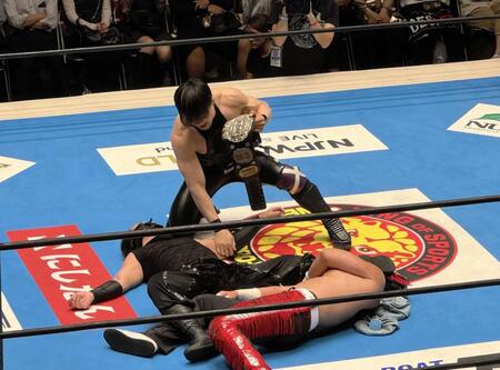 　無法ファイトに沈んだエル・デスペラード（手前）と王座に返り咲いたＤＯＵＫＩにベルトを掛けるＳＨＯ（奥）