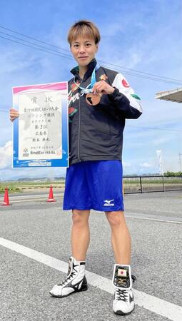 　銅メダルを手にする新本亜也