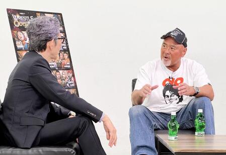 　番組収録で対談した古舘伊知郎（左）と武藤敬司