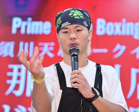 　イベントでトークをする那須川天心（撮影・開出牧）