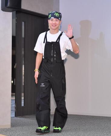 　店員のコスチュームで登場した那須川天心（撮影・開出牧）