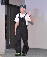 　店員のコスチュームで登場した那須川天心（撮影・開出牧）