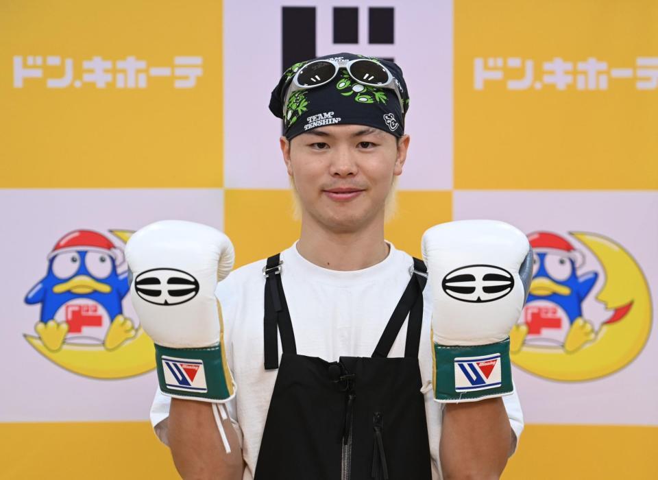 　イベントでファイティングポーズを決める那須川天心（撮影・開出牧）