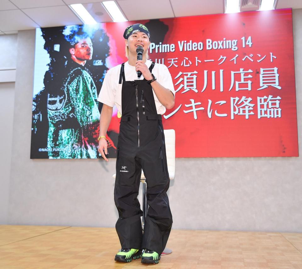 　店員のコスチュームでトークをする那須川天心（撮影・開出牧）