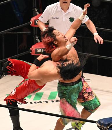 　Ｅｉｔａ（下）を攻める高橋ヒロム