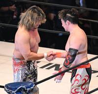 　丸藤正道（右）と握手を交わす棚橋弘至