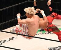 　拳王（右）を攻める清宮海斗