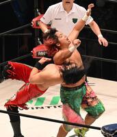 　Ｅｉｔａ（下）を攻める高橋ヒロム