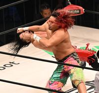 　Ｅｉｔａ（奥）を攻める高橋ヒロム