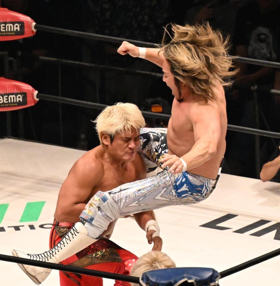 　拳王（下）を攻める棚橋弘至