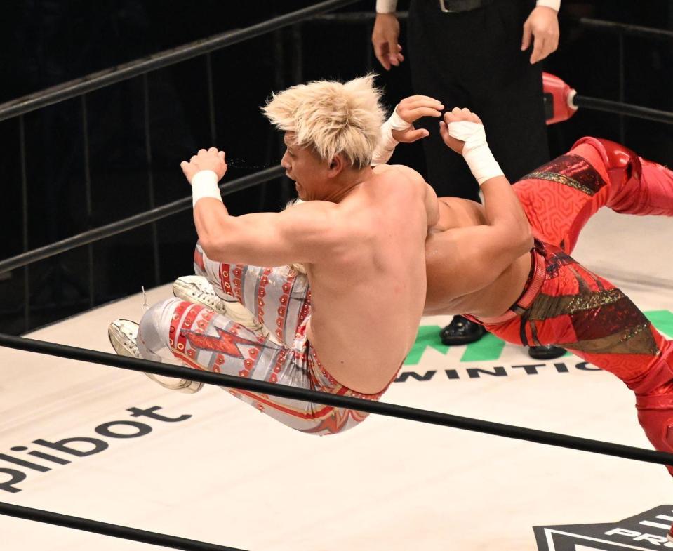 　拳王（右）を攻める清宮海斗