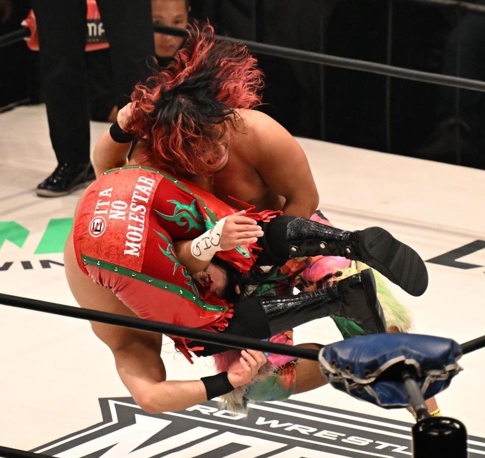 　Ｅｉｔａ（下）を攻める高橋ヒロム