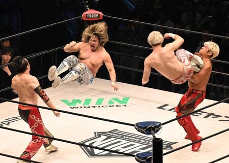 　清宮海斗と息の合った連係をみせる棚橋弘至（左から２人目）