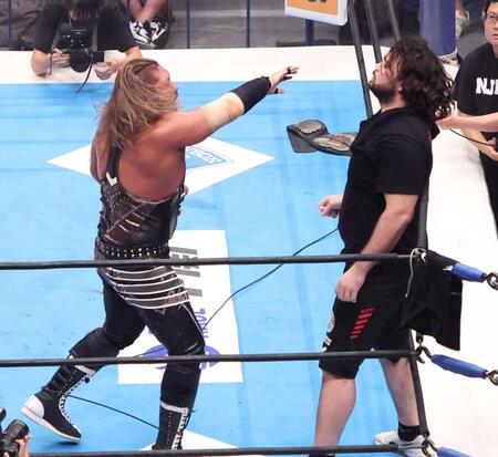 　突然リングに上がりＥＶＩＬとにらみ合うウルフ・アロン