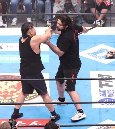 　突然リングに上がり、高橋裕二郎（左）の凶器を奪い取るウルフ・アロン