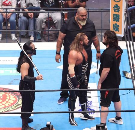 　リング上でＥＶＩＬとにらみ合うウルフ・アロン