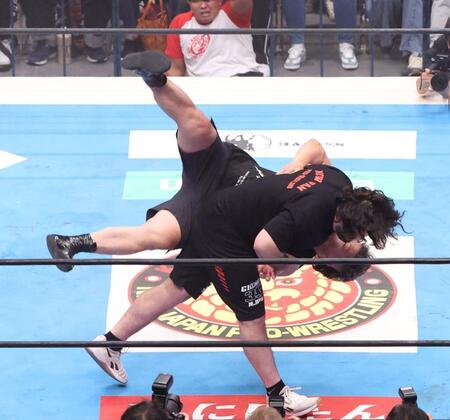 　高橋裕二郎（王）を投げとばすウルフ・アロン