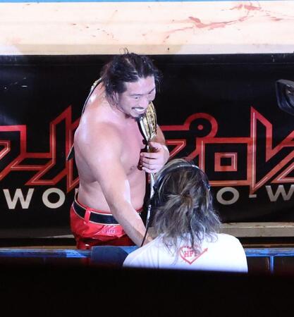 　棚橋弘至（手前）と握手をする辻陽太