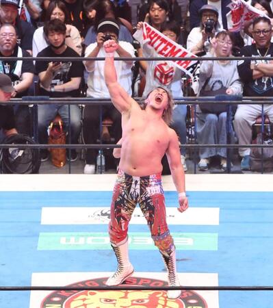 　観衆の前で雄叫びをあげる棚橋弘至