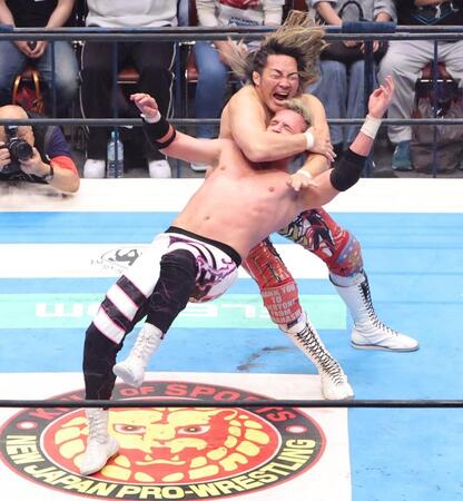 　エル・ファンタズモ（下）にハイフライフローを決める棚橋弘至