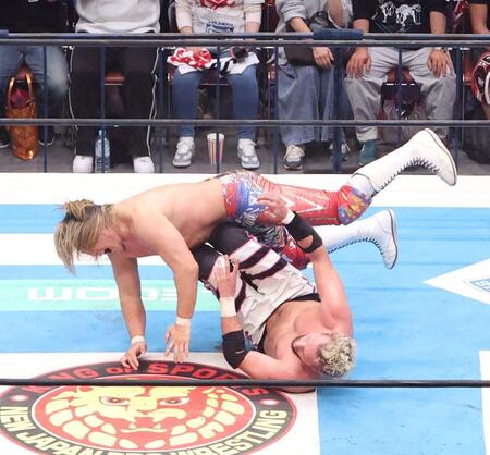 　エル・ファンタズモ（下）にハイフライフローをブロックされる棚橋弘至