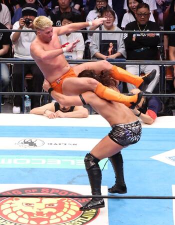 　ザック・セイバーＪｒ．（左）を攻めるＫＯＮＯＳＵＫＥ　ＴＡＫＥＳＨＩＴＡ