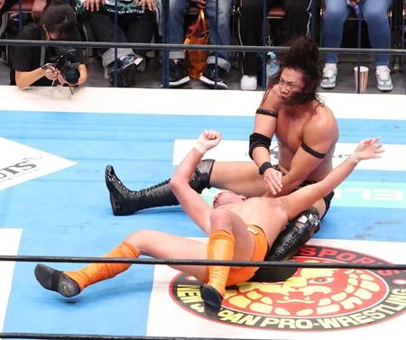 　ザック・セイバーＪｒ．（手前）を攻めるＫＯＮＯＳＵＫＥ　ＴＡＫＥＳＨＩＴＡ