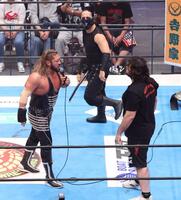 　リング上でＥＶＩＬ（左）とやり合うウルフ・アロン