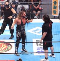 　リング上でＥＶＩＬ（左）とやり合うウルフ・アロン