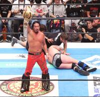 　ゲイブ・キッド（奥）を破り新王者になった辻陽太