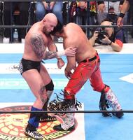 　ゲイブ・キッド（左）にヘッドバッドを決める辻陽太