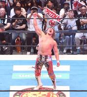 　観衆の前で雄叫びをあげる棚橋弘至