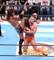 　ザック・セイバーＪｒ．（右）に強烈なキックを見舞うＫＯＮＯＳＵＫＥ　ＴＡＫＥＳＨＩＴＡ