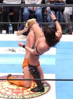 　ザック・セイバーＪｒ．（奥）に強烈なキックを見舞うＫＯＮＯＳＵＫＥ　ＴＡＫＥＳＨＩＴＡ